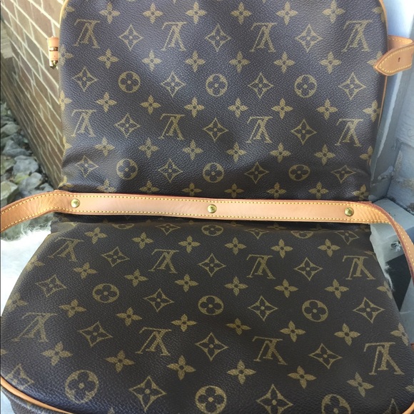 Sold Authentic Louis Vuitton Monogram Canvas Samur - Picture 6 of 8